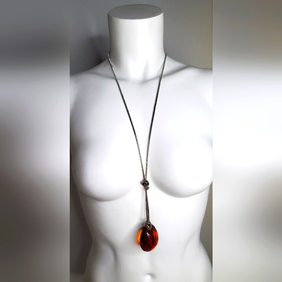 NWOT NECKLACE-Designer ambar acrylic floating teardrop pendant -silver chain